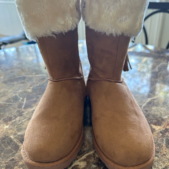 Makalu
NEW/NEVER WORN/ WITHOUT TAGS GIRLS' MAKALU BIG KID ICELAND WINTER BOOTS - Picture 7 of 10